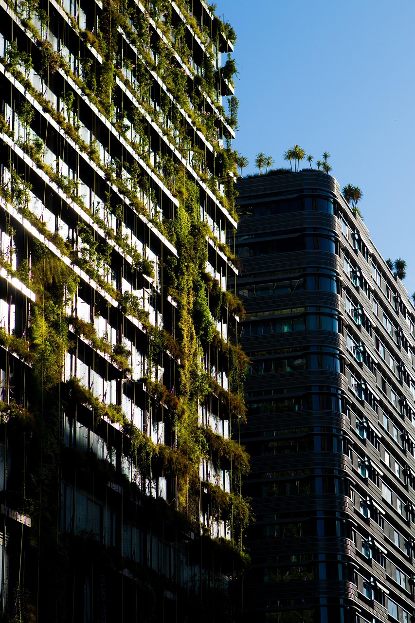Edificio moderno con plantas integradas en la fachada como elemento bioclimático