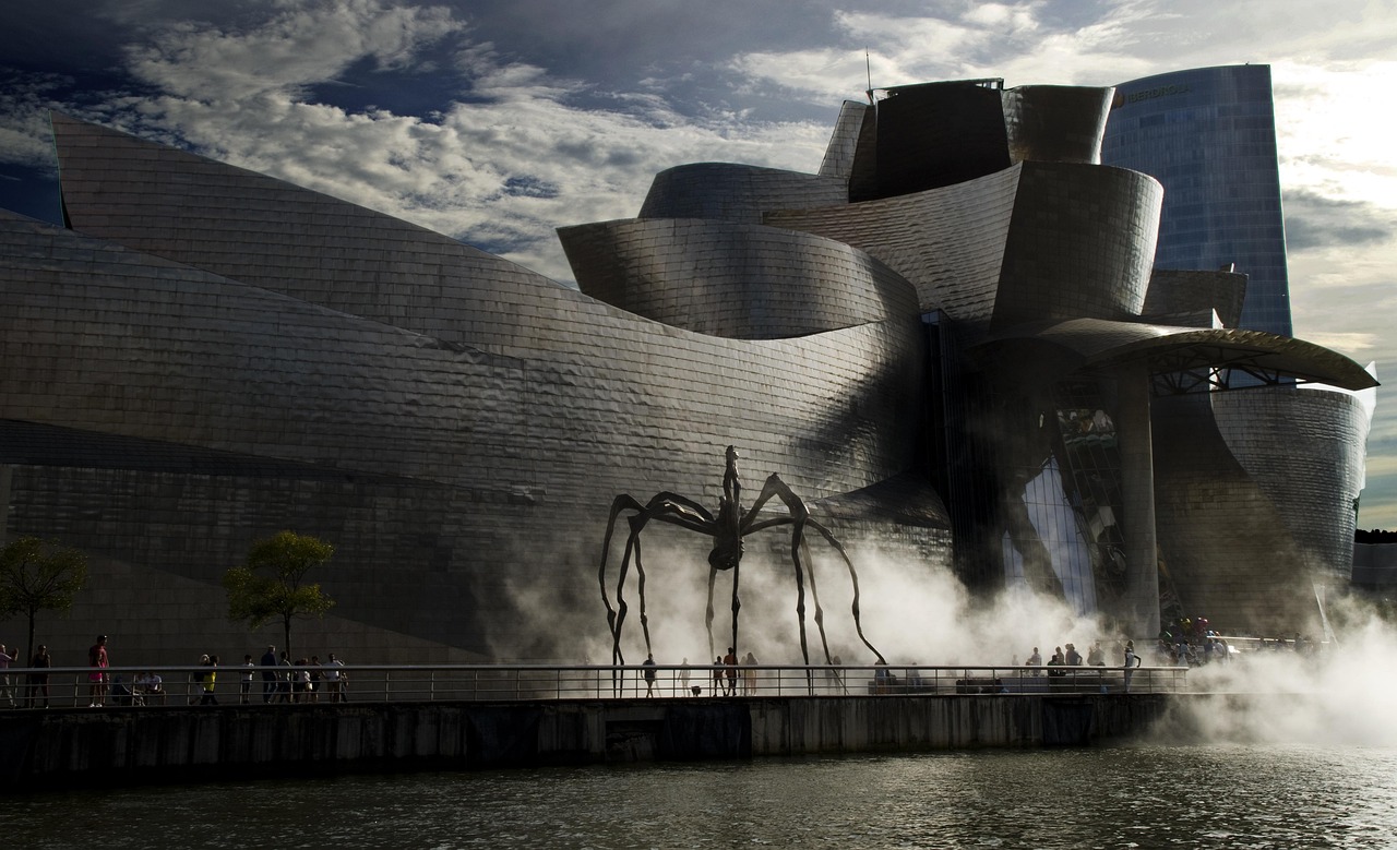 El Museo Guggenheim de Bilbao junto a la ría del Nervión