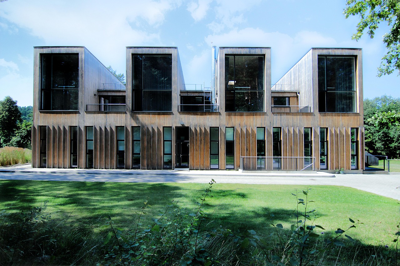 Edificio moderno con vegetación integrada como ejemplo de arquitectura bioclimática