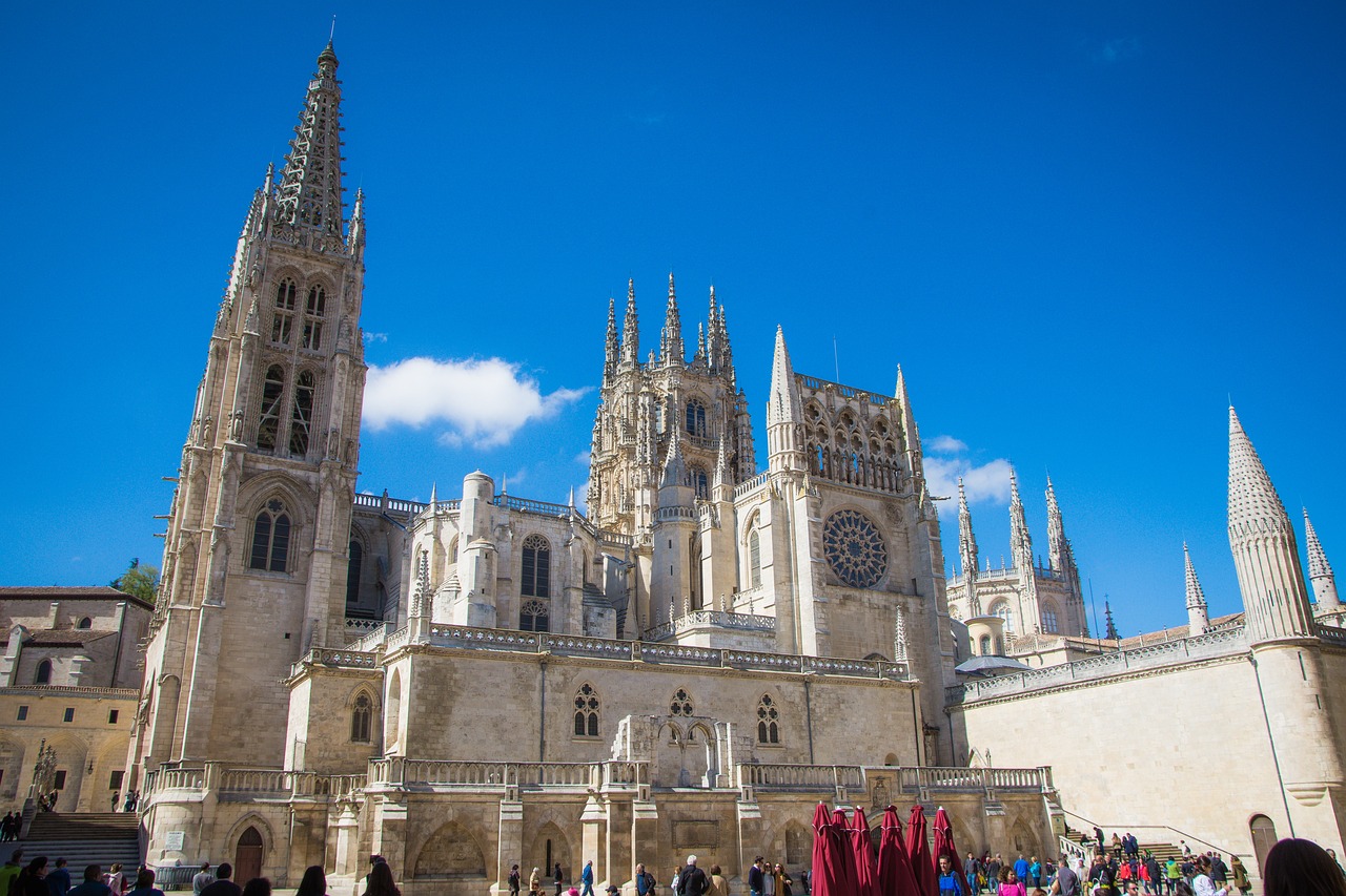 Vista exterior de la Catedral de Burgos con sus torres góticas