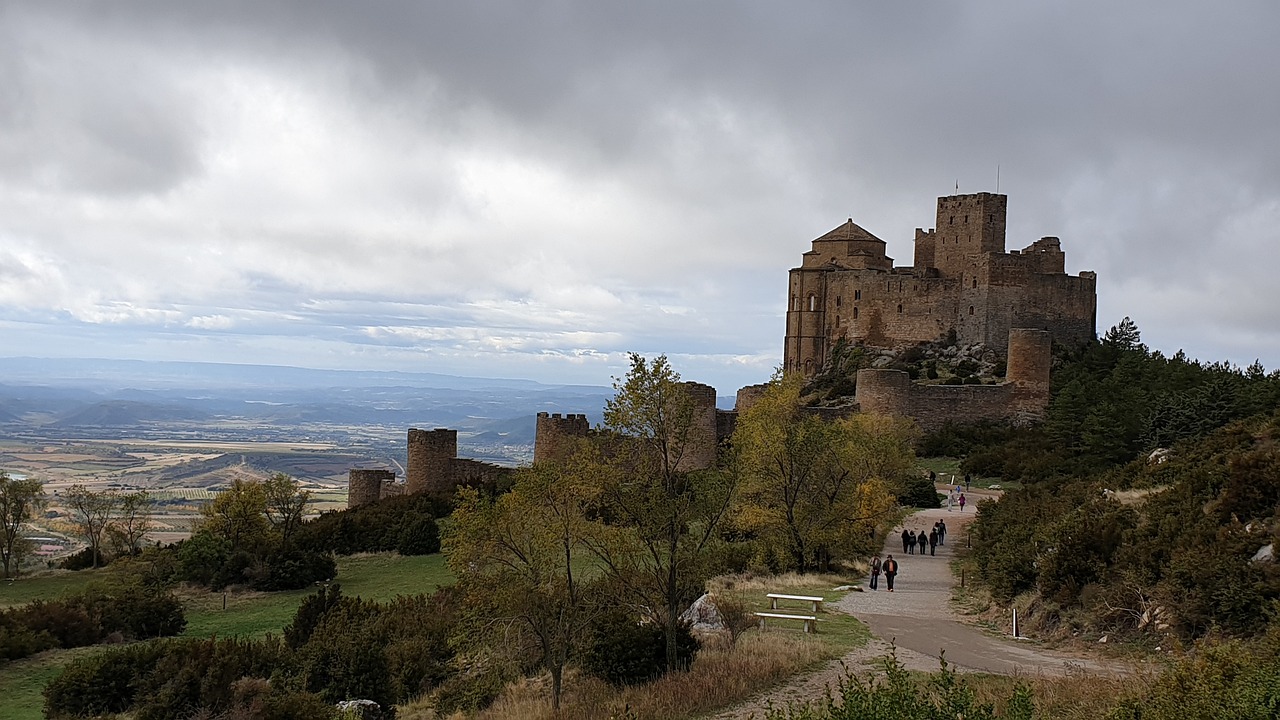 Vista exterior del Castillo de Loarre con el paisaje de Aragón al fondo