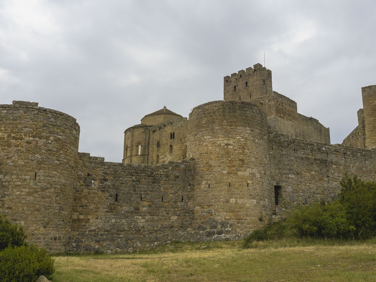 Detalle de las torres y murallas del Castillo de Loarre en Aragón