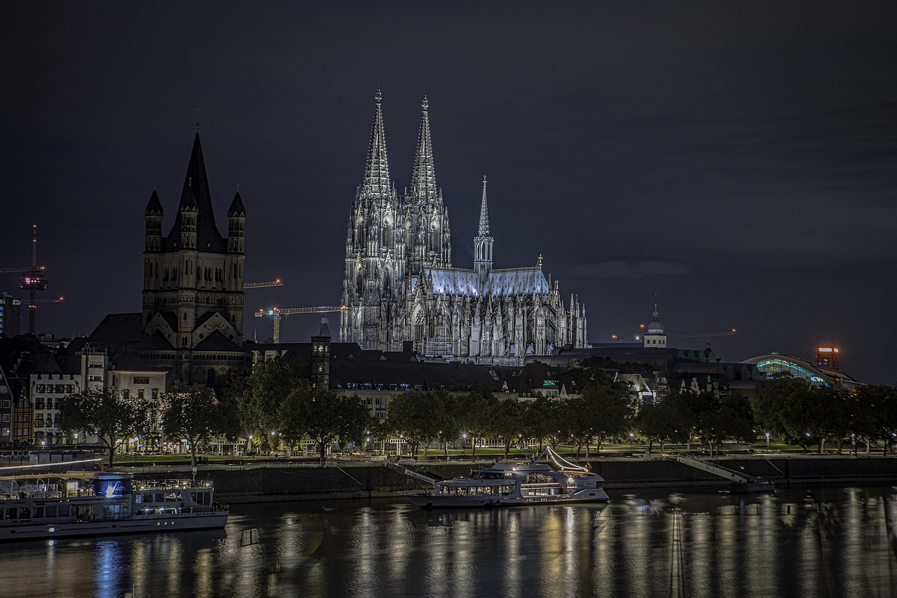 Catedral de Colonia iluminada de noche, ejemplo de arquitectura gótica alemana