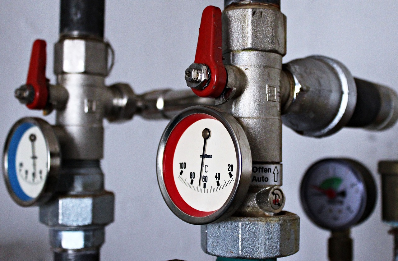Termostato y manómetros de un sistema de calefacción por suelo radiante