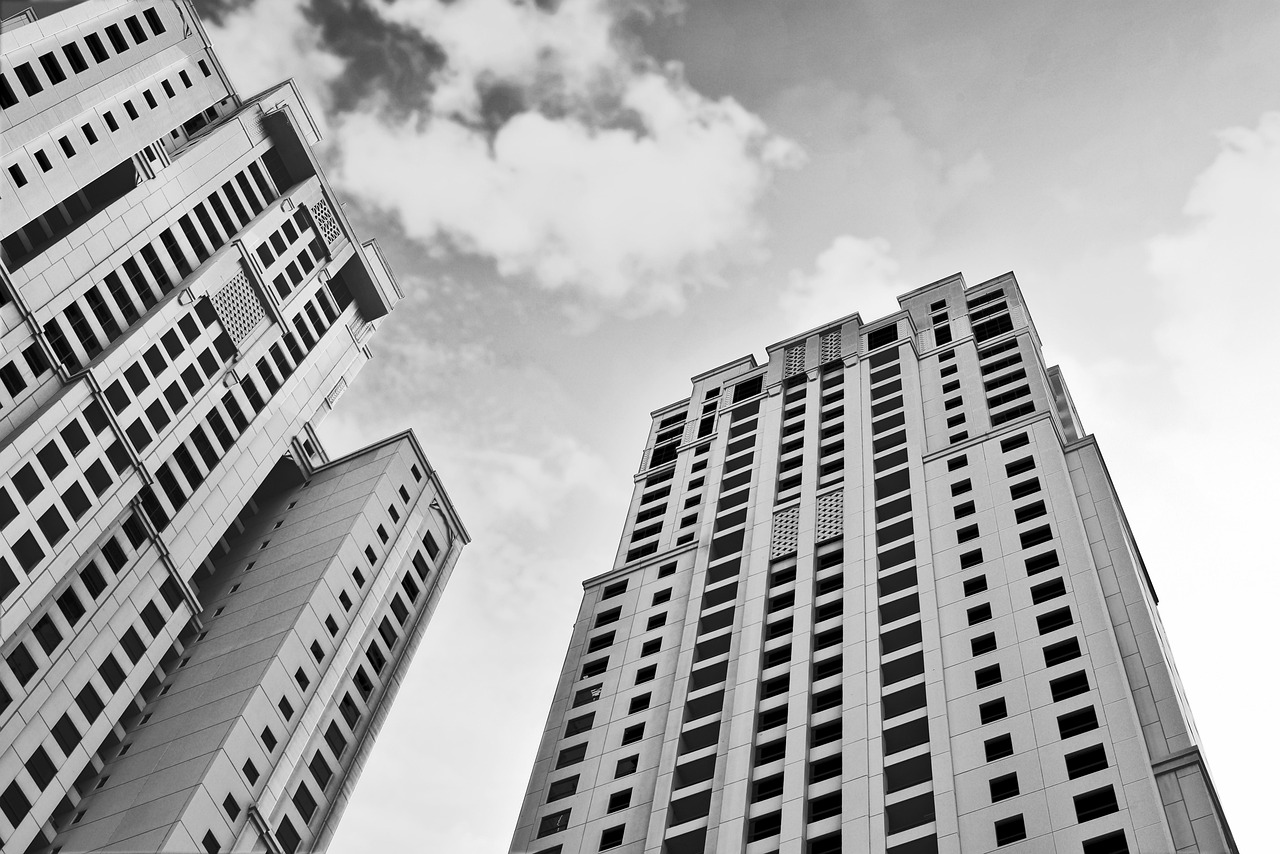 Perspectiva desde abajo de rascacielos modernos de cristal y acero